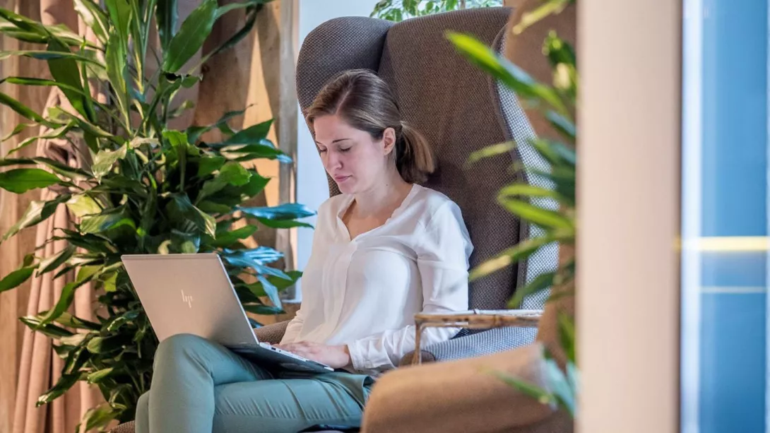 Porsche Consulting Employee in Office working