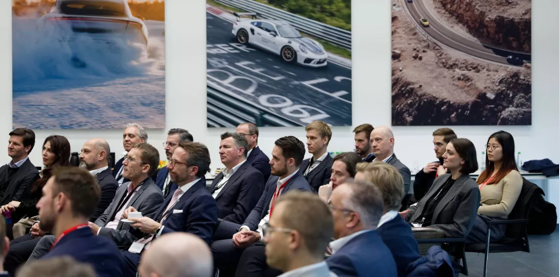Porsche Consulting Construction Lounge 2024 in Stuttgart People watching keynote