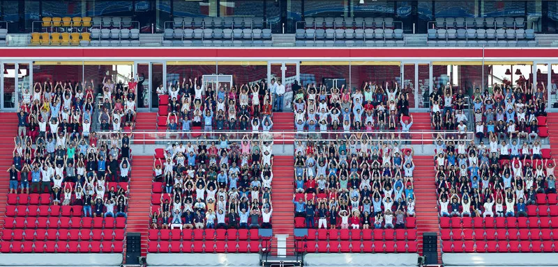 Zuschauer am Stadion