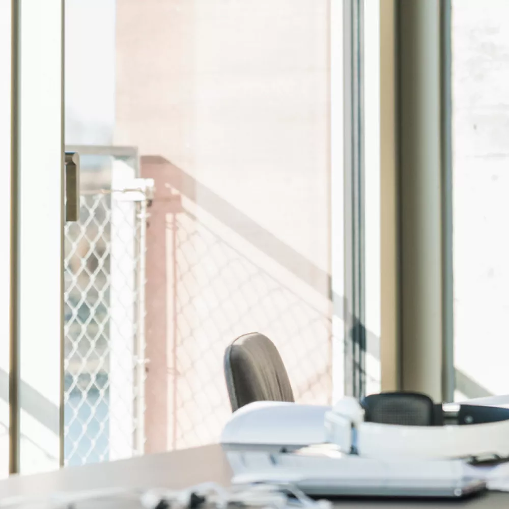 Light-flooded workplace 