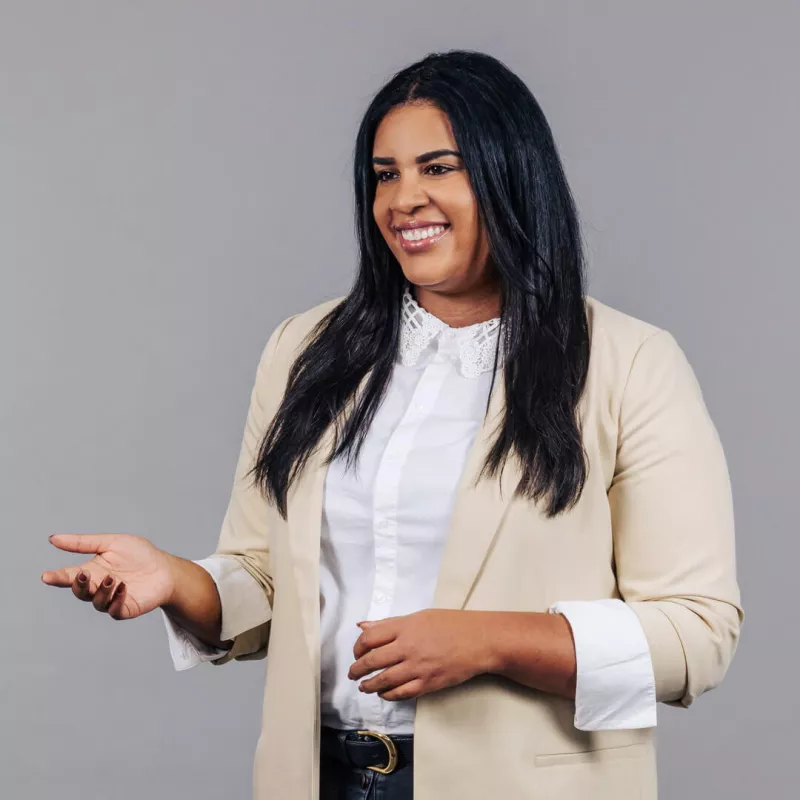 Eine Mitarbeiterin von Porsche Consulting lächelt freundlich in die Kamera