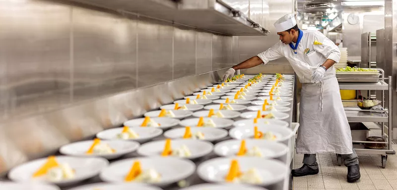 Koch präperiert Essen