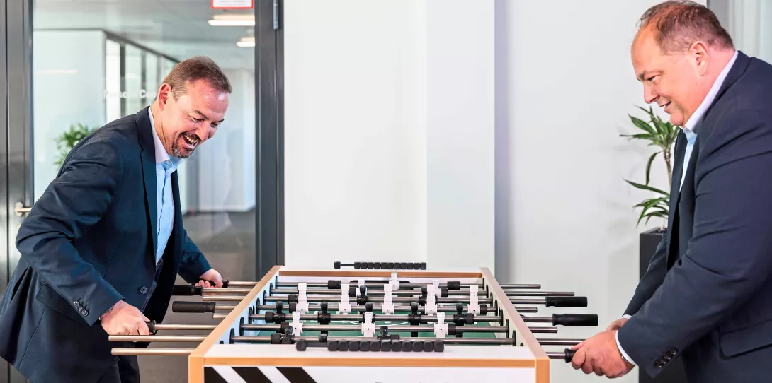 People playing the Porsche Consulting Football-Kicker