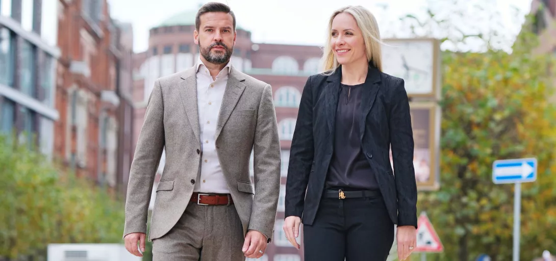 Co magazin: two people walking