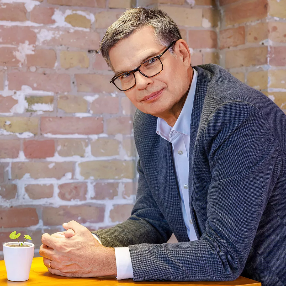 „Global denken und lokal handeln ist der Schlüssel zum Erfolg“, sagt Dr. Dirk Voeste, Chief Sustainability Officer der Volkswagen Group. Das Porsche Consulting Magazin traf den Biologen in einer ehemaligen Berliner Seifenfabrik.