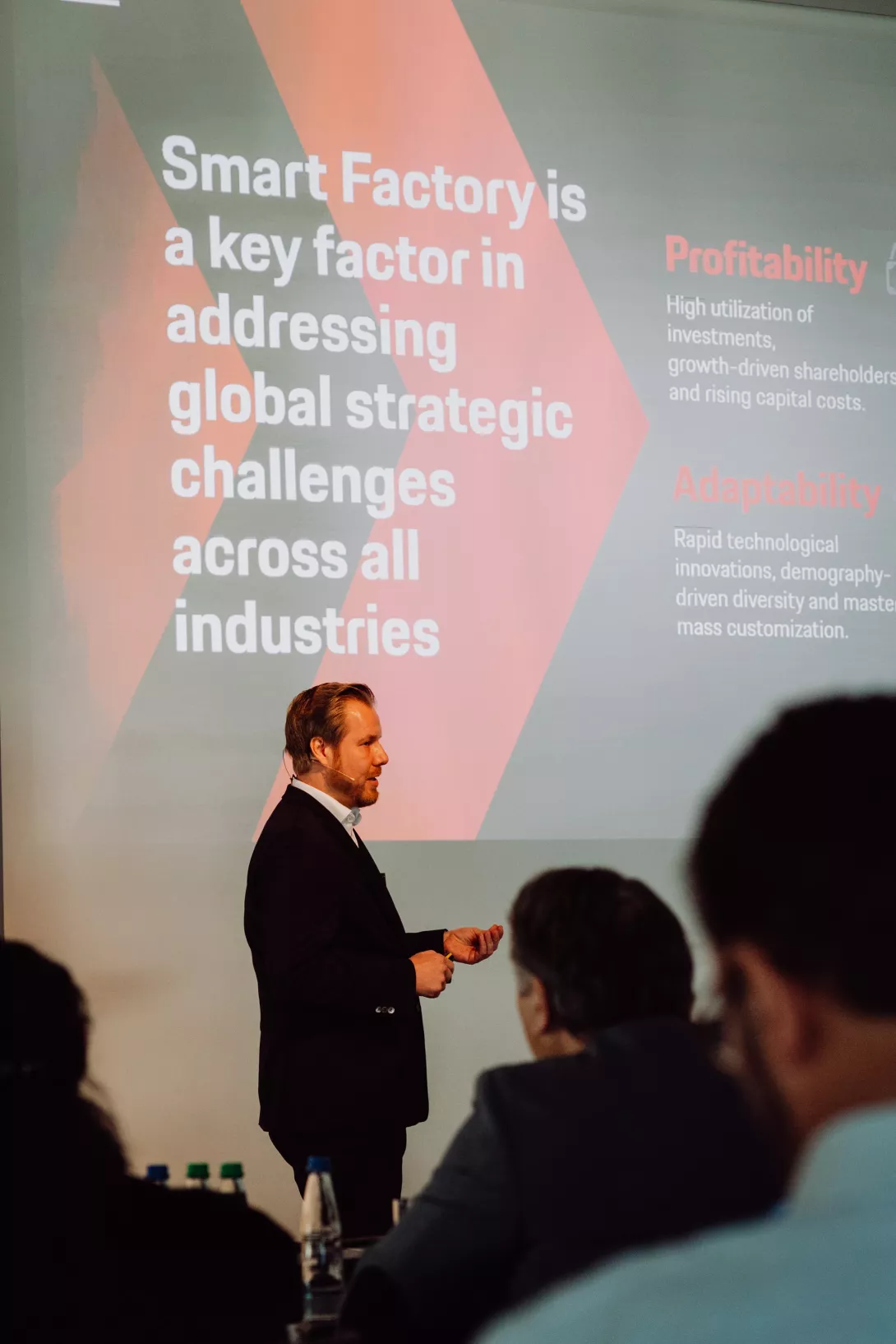 Speaker on Stage adressing global strategies