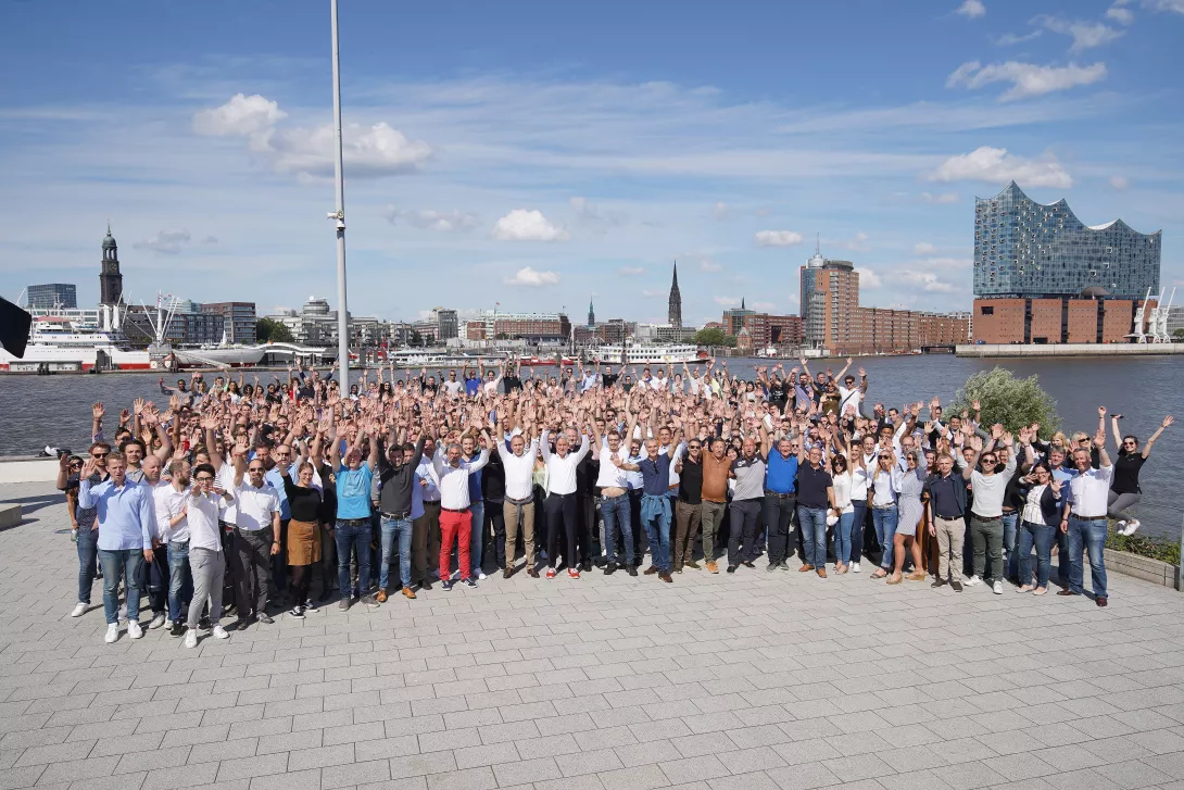 Gruppenaufnahme aller Mitarbeiter von Porsche Consulting im Hamburger Hafen
