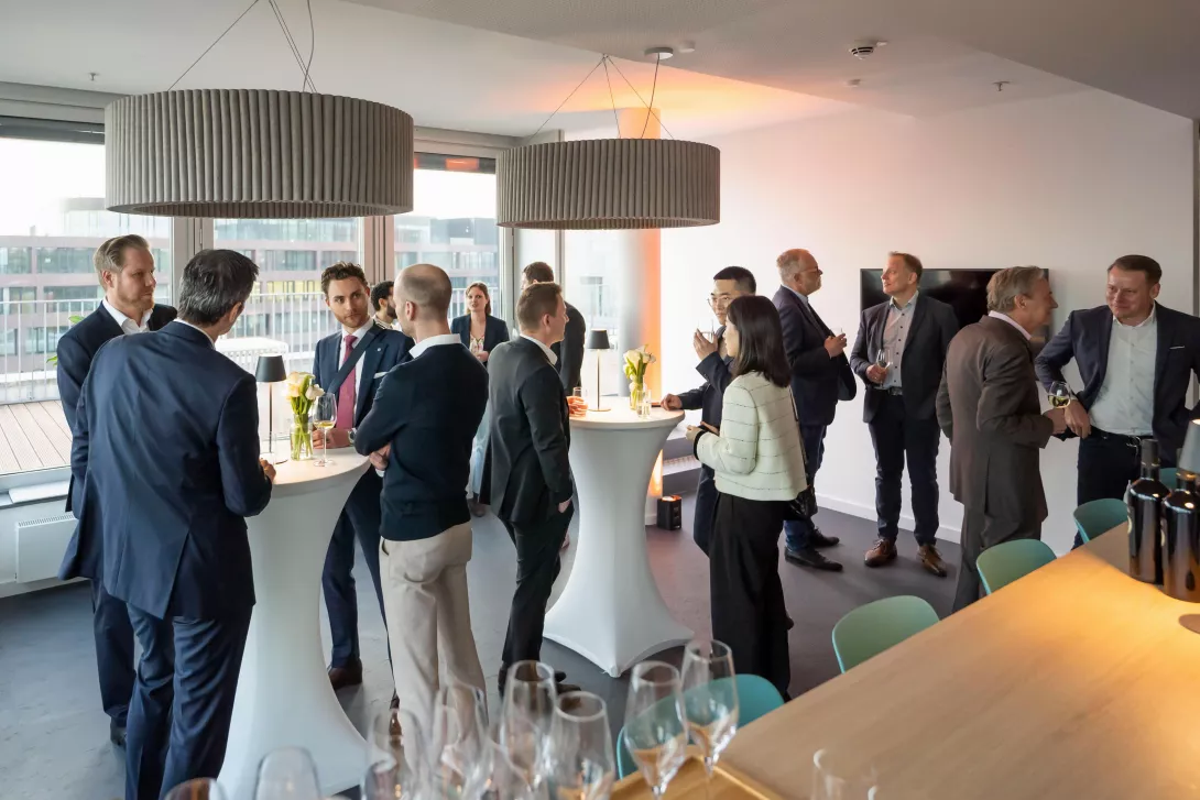 Porsche Consulting After Work Event Hamburg Menschen unterhalten