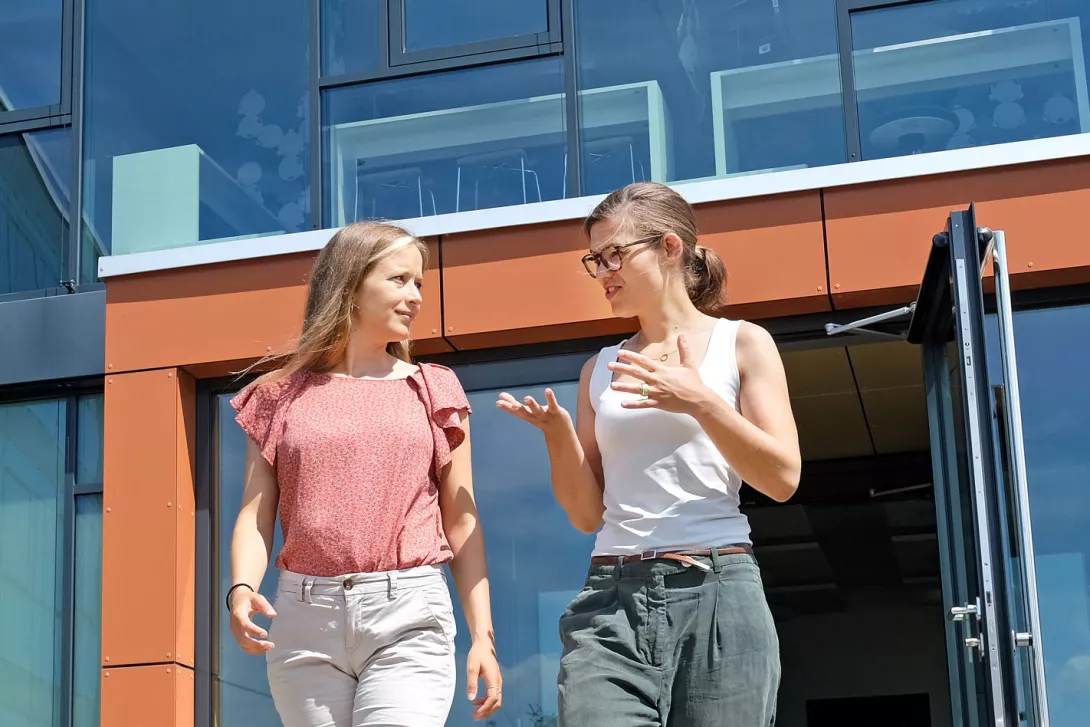Entrepreneurial spirit pays off: Dr. Anne Lamp (CEO, left) and Johanna Baare (COO, right), the founders of Traceless Materials, won a German Entrepreneurial Award in 2022 for developing a granulate used to make fully biodegradable plastic products. 