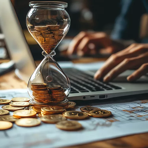 Sanduhr mit Geld und Laptop Arbeitszeit